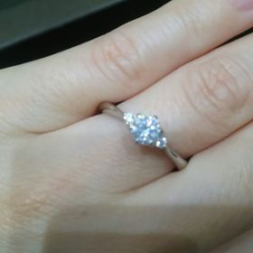 【アイプリモ(I-PRIMO)の口コミ】 真ん中に一粒とサイドにメレダイヤのついたストレートタイプの指輪です。…