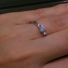 【アイプリモ(I-PRIMO)の口コミ】 真ん中に一粒と両サイドにメレダイヤのついたタイプです。V字タイプですが…