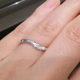 【アイプリモ(I-PRIMO)の口コミ】 ウェーブラインにメレダイヤの埋め込まれたスタンダードなデザインの指輪…