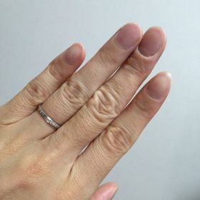 【Something Blue(サムシングブルー)の口コミ】 ストレートラインを探していて、ダイヤは斜めに入っているので、シンプル…