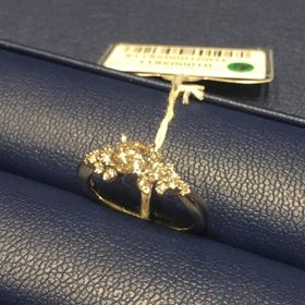 【銀座ダイヤモンドシライシの口コミ】 ボリューム感があり、華やかで、指が太い私でも綺麗に映える。
しかしなが…