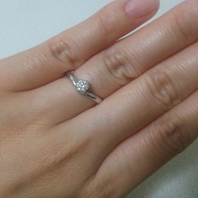 【アイプリモ(I-PRIMO)の口コミ】 指がきれいに見えるラインのものを選びました。結婚指輪と重ね付けした時…