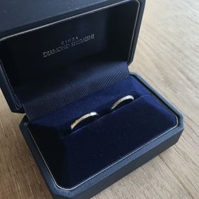 【銀座ダイヤモンドシライシの口コミ】 シンプルなデザインとハーフエタニティでかなり迷い店頭でいろいろ試着さ…