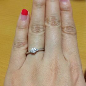 【ラザール ダイヤモンド(LAZARE DIAMOND)の口コミ】 デザインと価格とダイヤモンドの質を加味して決定しました。一粒ダイヤに…