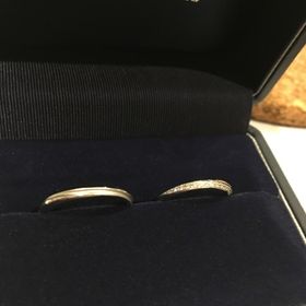 【銀座ダイヤモンドシライシの口コミ】 カウンターで2人の指の形に合うものを一生懸命選んでくれた。始めはV字型…