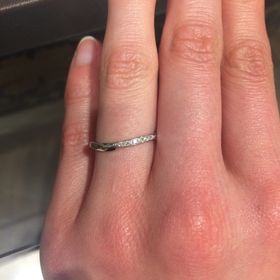 【俄(にわか)の口コミ】 細身で指が綺麗に見えるリングです。ゆるいV字なのも指が長く見える気がし…