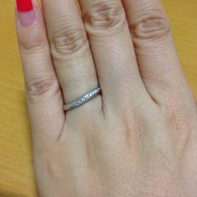 【4℃ BRIDAL(ヨンドシーブライダル)の口コミ】 指が短く・太いという悩みから、つけてきれいに見えるフォルムを重視。ひ…