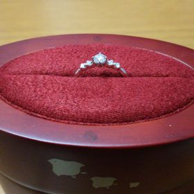 【ひなの口コミ】 メインのダイヤを含む５石連なったのダイヤのバランスが綺麗であり可愛ら…