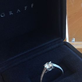 【グラフ(GRAFF)の口コミ】 側面にもメレダイヤが埋め込まれているデザインが気に入りました。
指輪は…