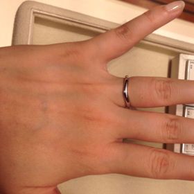 【ギンザタナカブライダル(GINZA TANAKA BRIDAL)の口コミ】 なだらかなVラインに一粒ダイヤがついています。プレーンなリングでは味気…