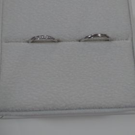 【AFFLUX(アフラックス)の口コミ】 シンプルで女性のものには斜めにダイヤが入っています。側面にもダイヤが…