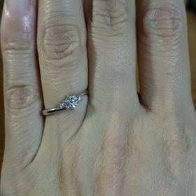 【ジュエリーツツミ(JEWELRY TSUTSUMI)の口コミ】 波のラインの婚約指輪と真ん中にダイヤがある指輪が欲しかったので、いろ…