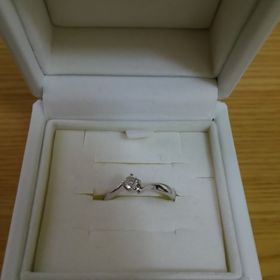 【4℃ BRIDAL(ヨンドシーブライダル)の口コミ】 小ぶりで可愛らしさとエレガントさがあり、シンプルで飽きのこないデザイ…