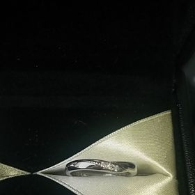 【エクセルコダイヤモンド(EXELCO DIAMOND)の口コミ】 結婚指輪がストレートなので、ウェーブがきれいな指輪にしました。他のお…
