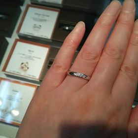 【Desserts(デザート)の口コミ】 ダイヤが横に並んでいるデザインに惹かれました。最近は流行りからか細目…