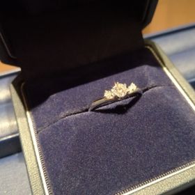 【銀座ダイヤモンドシライシの口コミ】 沢山の指輪を見せてもらったのですが、エンジェルラダーのV字に一目惚れし…