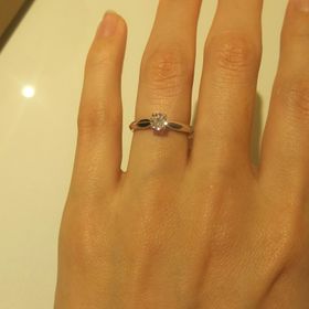 【MIKIMOTO(ミキモト)の口コミ】 ４つの爪で留めてあり、丸いダイヤが四角く見えるようなデザインです。
腕…