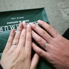 【銀座ダイヤモンドシライシの口コミ】 男女で加工(ヘアーライン等)や太さが選べた。
お互いの指輪に内石を送り、…