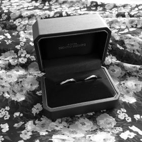 【銀座ダイヤモンドシライシの口コミ】 ウェーブしたデザインが気に入ったことと、ダイヤモンドの綺麗な輝きが素…