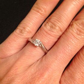 【TASAKI(タサキ)の口コミ】 ダイヤを支えるリングのツメのデザインがとても気に入りました。
試着した…