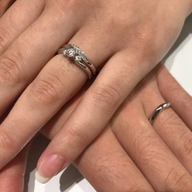 【ROYAL ASSCHER(ロイヤル・アッシャー)の口コミ】 婚約指輪と重ねて付けられるデザインを選びました。指輪のひねりとダイヤ…