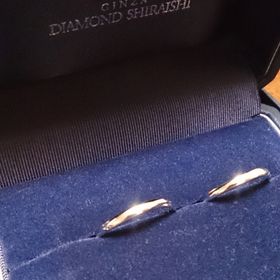 【銀座ダイヤモンドシライシの口コミ】 一貫してシンプルなデザインのもので探していました。最初はストレートの…
