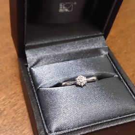 【ラザール ダイヤモンド(LAZARE DIAMOND)の口コミ】 ダイヤは一つ、全体的にシンプルなもので探していました。相手があまり指…