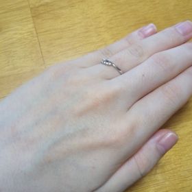 【canal4℃(カナルヨンドシー)の口コミ】 指が短いため、細めの指輪にしたいと以前から思っていました。
こちらの指…