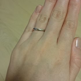 【ブルガリ(BVLGARI)の口コミ】 婚約指輪とセットではめても素敵に見えるようなデザインにしました。湾曲…