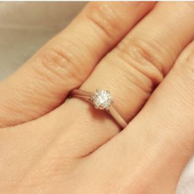 【銀座ダイヤモンドシライシの口コミ】 ザ婚約指輪！といったシンプルな指輪を探していて色々試着した中の１つで…
