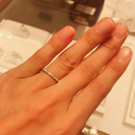 【銀座ダイヤモンドシライシの口コミ】 シンプルなデザインとハーフエタニティで迷いこちらを試着しました。
細身…