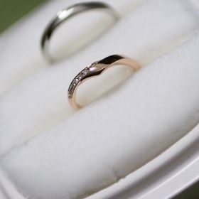 【俄(にわか)の口コミ】 婚約指輪として俄の白鈴を送っていたので、なんとなく結婚指輪も白鈴がい…