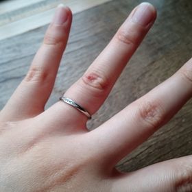【AFFLUX(アフラックス)の口コミ】 あまり太い指輪がすきではないので、細身で形も綺麗だったので、すぐに目…
