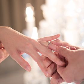 【WATANABE / 卸商社直営　渡辺の口コミ】 シンプルなデザインが良くて選びましたが、少しウェーブがかって指が綺麗…