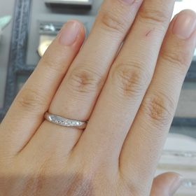 【アネリディギンザ(ANELLI DI GINZA)の口コミ】 ストレートの土台にカットで斜めに波を作り、そこにダイヤのラインが入っ…