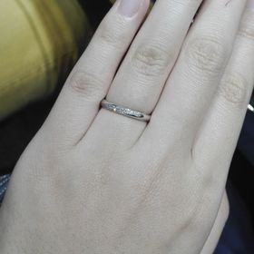 【ラザール ダイヤモンド(LAZARE DIAMOND)の口コミ】 丸みを帯びたストレートの土台に、斜めにラインダイヤが緩く入っているデ…