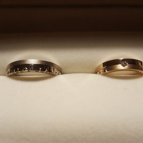 【REGALO(レガロ)の口コミ】 夫婦共に断面が四角になっている指輪を探していました。派手なセミオーダ…