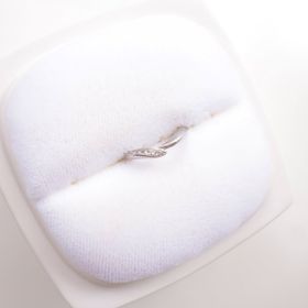 【俄(にわか)の口コミ】 桜をモチーフにして優しい雰囲気なのと、Vの字のデザインが素敵でした。毎…