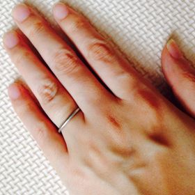 【AHKAH(アーカー)の口コミ】 オネスティリングというリングで、ダイヤが指輪の側面に埋められており、…