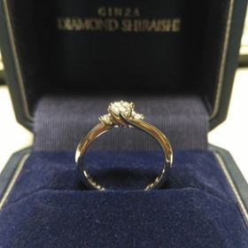 【銀座ダイヤモンドシライシの口コミ】 こちらの品は曲線デザインであり、且つ石の高さが大き過ぎず、非常に普段…