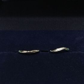 【銀座ダイヤモンドシライシの口コミ】 新郎新婦ともにシンプルなデザインを希望していたため、指を見てもらい、…