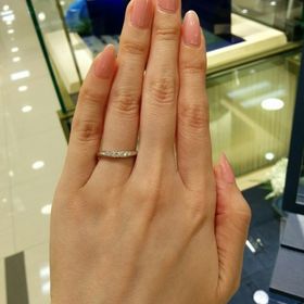 【ROYAL ASSCHER(ロイヤル・アッシャー)の口コミ】 ダイヤがキラキラですごく綺麗で、見とれて
しまいました。
初めはロイヤ…