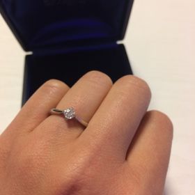 【ROYAL ASSCHER(ロイヤル・アッシャー)の口コミ】 ロイヤルアッシャーカットが施されているこの指輪は光がとても綺麗に映し…