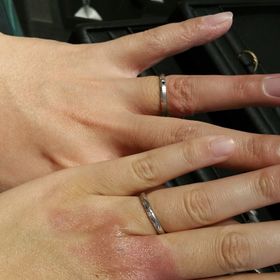 【エクセルコダイヤモンド(EXELCO DIAMOND)の口コミ】 レディースは波状の模様とその下にミルうち、波の窪みにダイヤモンドが合…