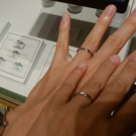 【銀座ダイヤモンドシライシの口コミ】 私（女性側）の指が細いため、ダイヤモンドが多くついている指輪にすると…