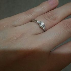 【銀座ダイヤモンドシライシの口コミ】 真ん中に大き目の一粒、左右に一粒づつという、シンプルながら存在感のあ…