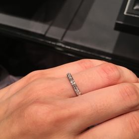 【エクセルコダイヤモンド(EXELCO DIAMOND)の口コミ】 ハーフエタニティです。照明がなくても、暗い中でもキラキラ輝いていまし…