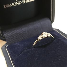 【銀座ダイヤモンドシライシの口コミ】 珍しいデザインだなぁと思い、とても気に入りました。
左右に3つずつ付い…