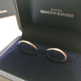 【銀座ダイヤモンドシライシの口コミ】 主人と2人でデザインに一目惚れをして、即決しました。ストレートタイプで…