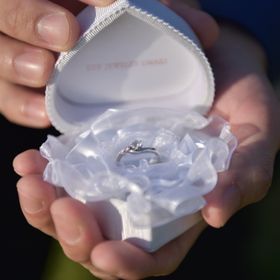 【EYE JEWELRY UMAKI(アイジュエリー ウマキ)の口コミ】 ３つのダイアモンドの中にビンクダイアが入っていてとっても可愛いデザイ…